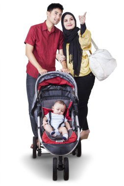 Bebek arabasındaki bebek ile anne ve baba