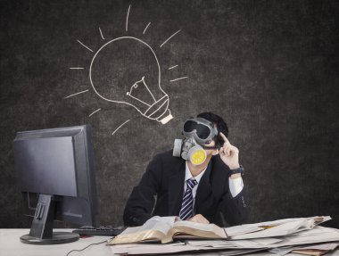 Düşünceli işadamı Gaz Maskeli 3