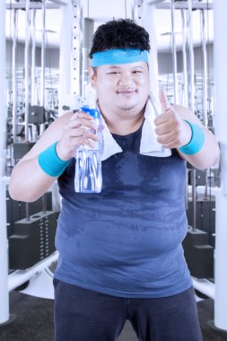 Obez adam içecekler su vasıl jimnastik salonu