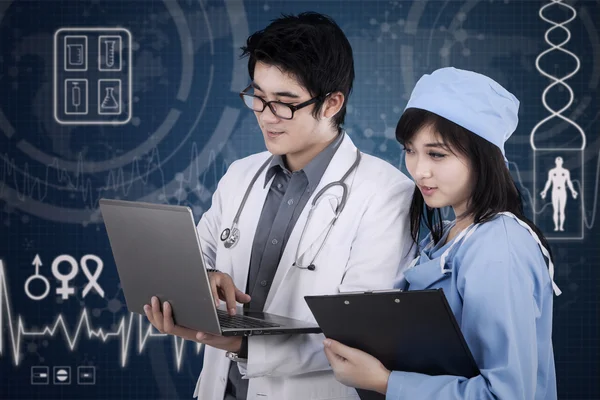Giovane medico e assistente medico maschile — Foto Stock