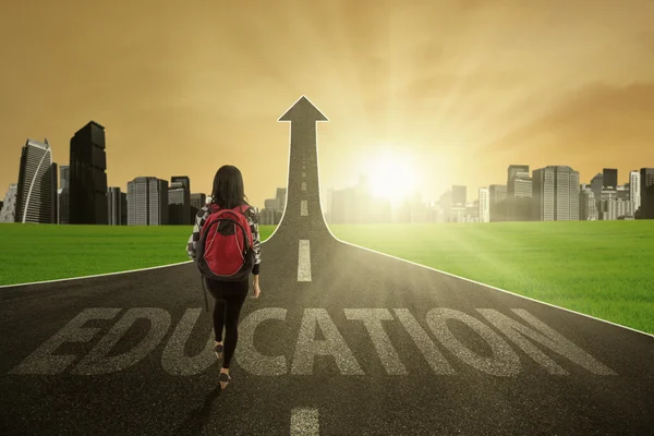 Jóvenes estudiantes en la ruta educativa — Foto de Stock