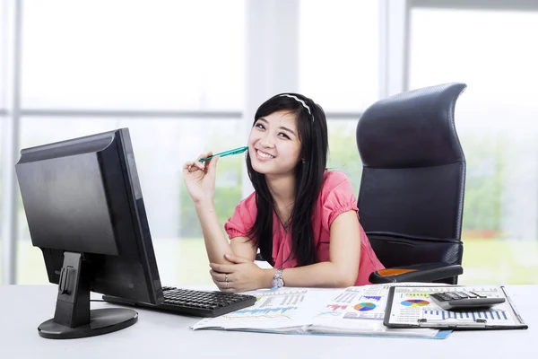 Young female accountant 1 — Stock Photo, Image