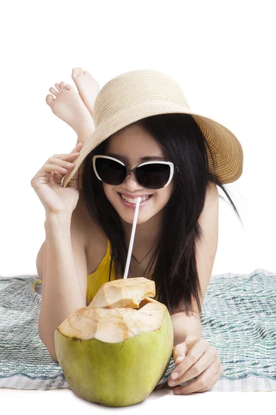 Femme avec bikini profiter de l'eau de coco — Photo