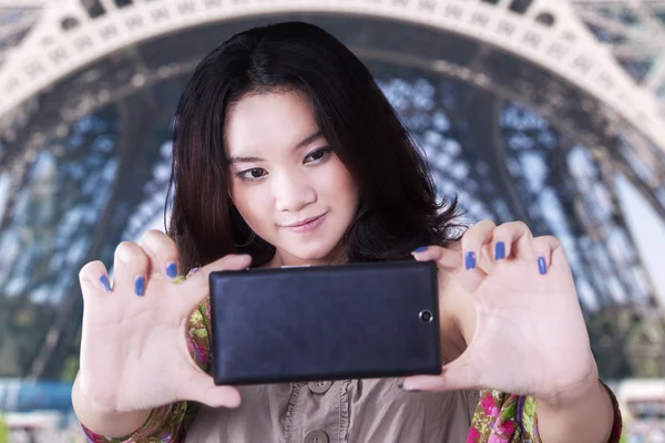 Teenager-Student macht Selfie in Paris — Stockfoto