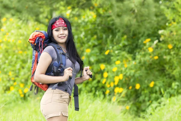 Pretty woman with backpack in nature — Stock Photo, Image