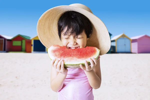 Miúdo bonito come melancia na costa — Fotografia de Stock