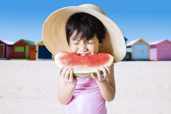 Niño bonito come sandía en la costa —  Fotos de Stock