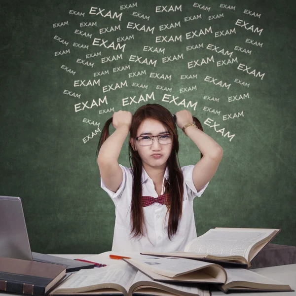 Nervous girl studying for exam — Stock Photo, Image