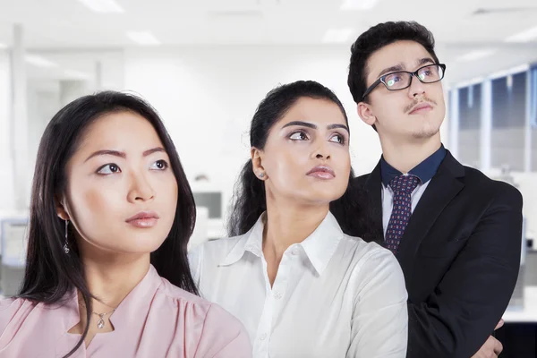 Equipe de negócios multirracial olhando para copyspace — Fotografia de Stock