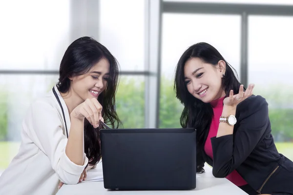 Marketing staff discussing job — Stock Photo, Image