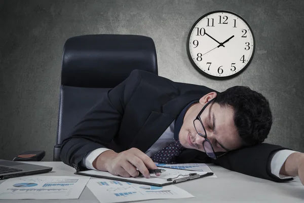 Manager sleeping with clock on the wall — Stock Photo, Image