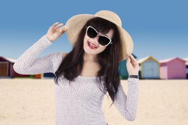 Sahil, uzun saçlı güzel Bayan