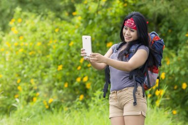 Selfie fotoğrafta uzun yürüyüşe çıkan kimse