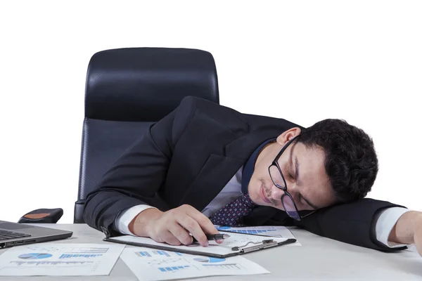 Mannelijke werknemer slapen met documenten op tafel — Stockfoto