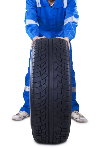 Mecânico masculino mudando um pneu — Fotografia de Stock