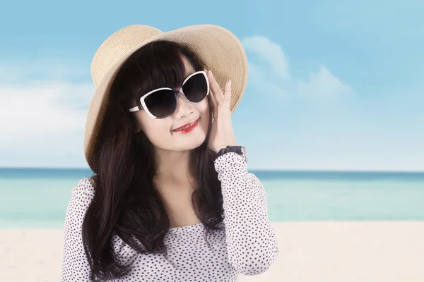 Härlig kvinnlig modell med hatt på seglar utmed kusten — Stockfoto