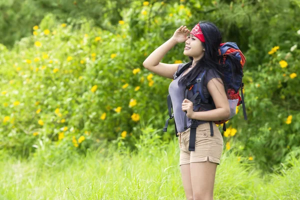 Hiker looking at the mountain view — Stock Photo, Image