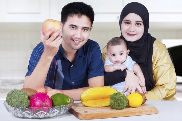 Família saudável com frutas frescas na cozinha — Fotografia de Stock