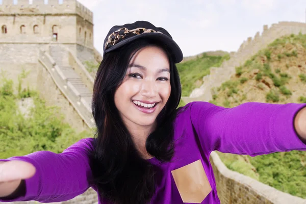 女の子は、万里の長城で写真を撮影 — ストック写真