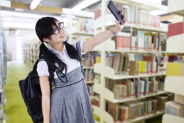 Kvinnlig student ta självporträtt — Stockfoto