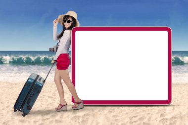 Plajda tabela ile güzel turizm