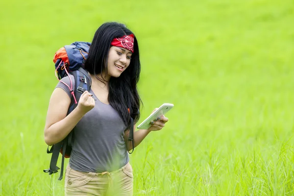 Wanderin blickt auf ihr Smartphone — Stockfoto