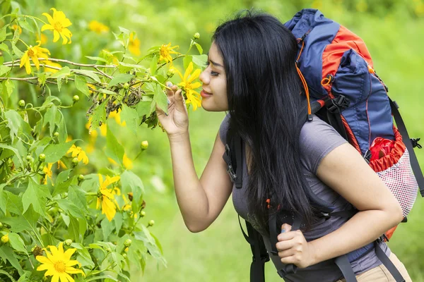 Female hiker kiss a flower — Stock Photo, Image