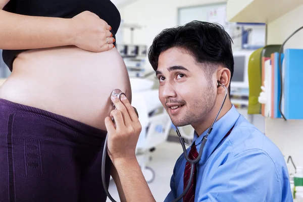 Father listening his baby — Stock Photo, Image