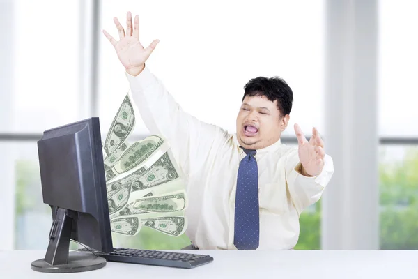 Ondernemer geld krijgen van computer — Stockfoto