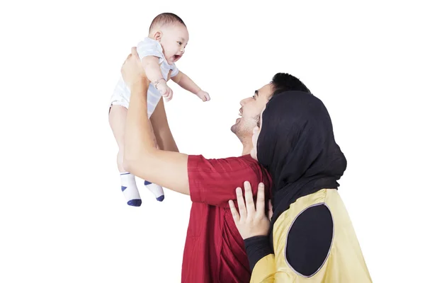 Família alegre com seu bebê no estúdio — Fotografia de Stock