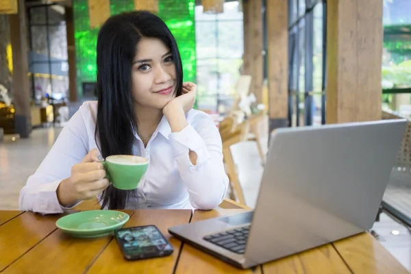 Affärskvinna njuta av kaffe på café — Stockfoto