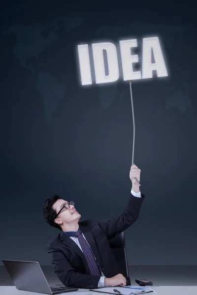 Unternehmer zieht Ideentext — Stockfoto