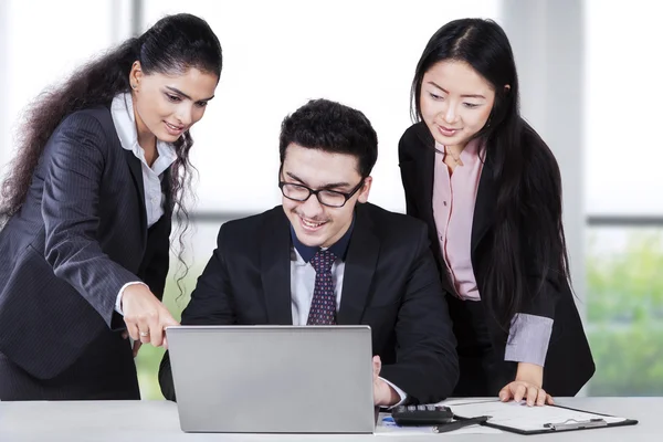 Business team looking document on laptop — Stock Photo, Image