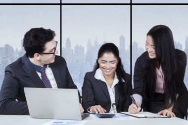 İş ortakları discusing ofiste