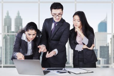 Laptop ile tartışırken iş takım