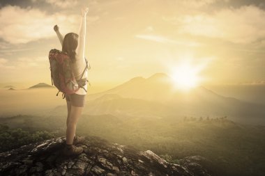 Kadın backpacker dağ özgürlük zevk
