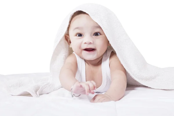 Schattige baby kruipen op bed — Stockfoto