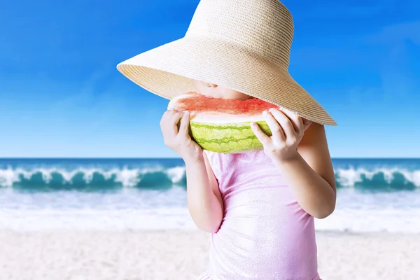 Attraktives Kind isst eine Wassermelone — Stockfoto