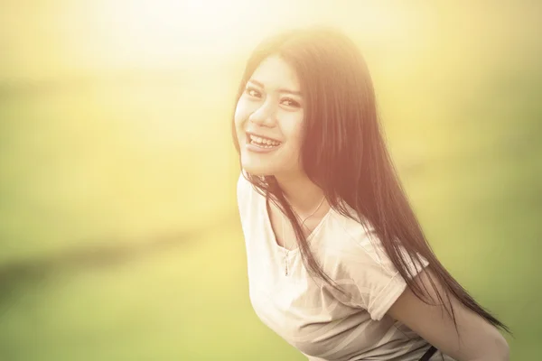 Mujer alegre sonriendo a la cámara en la naturaleza —  Fotos de Stock