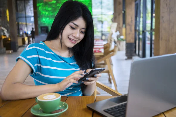 Gladlynt kvinna textilen i caféet — Stockfoto