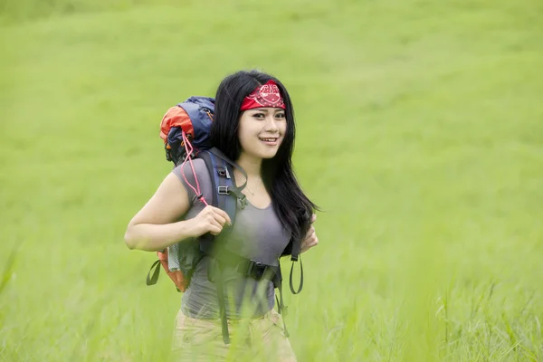 Zaino in spalla femminile passeggiata nella natura — Foto Stock