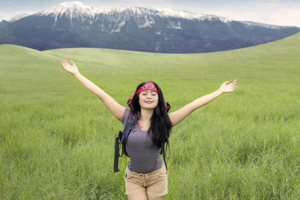 Női túrázó, élvezze a friss levegőt a hegyen — Stock Fotó