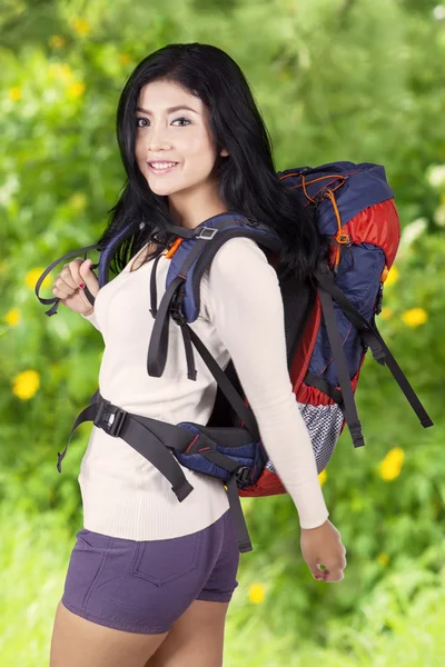 Female hiker with backpack in woods — Stock Photo, Image