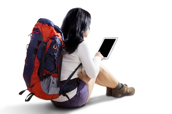 Female hiker with tablet in studio — Stock Photo, Image