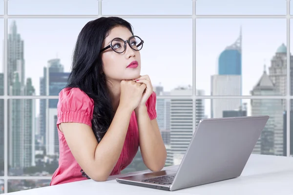 Kvinnlig manager tänka tanken på arbetsplats — Stockfoto