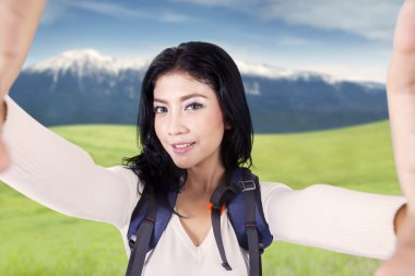 Mutlu backpacker Dağı'nda selfie fotoğraf çekimi