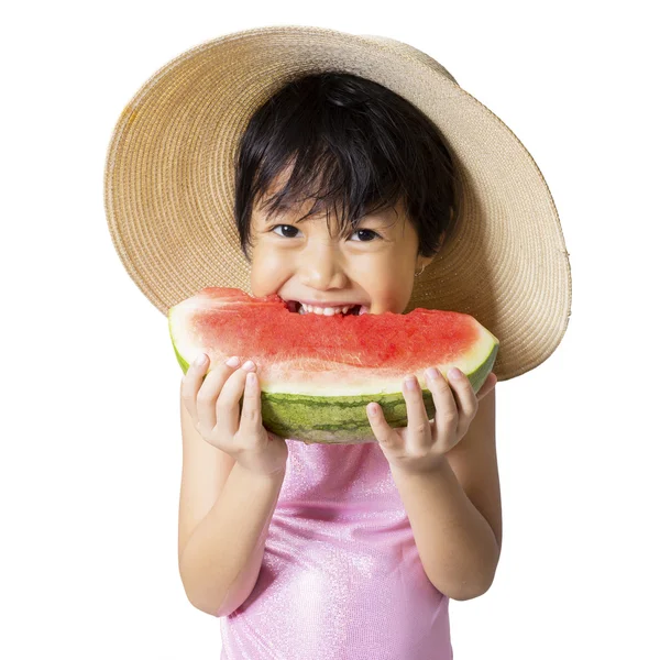 Menina com chapéu come melancia no estúdio — Fotografia de Stock
