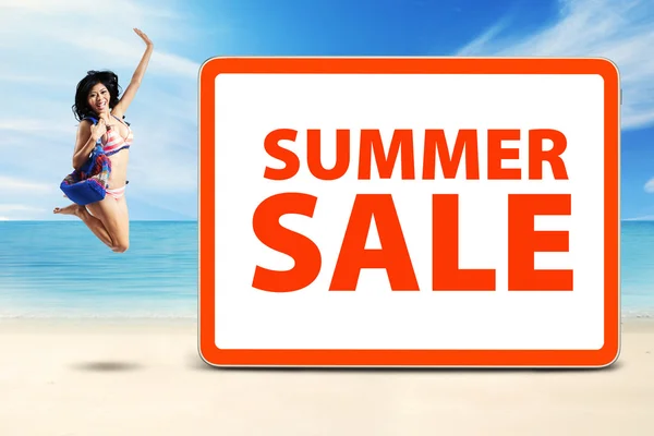Happy model celebrate summer sale time — Stock Photo, Image