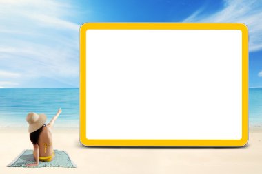 Bikini ve tabela sahilinde olan kişi