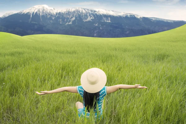 Mujer feliz estira sus brazos en el campo — Foto de Stock